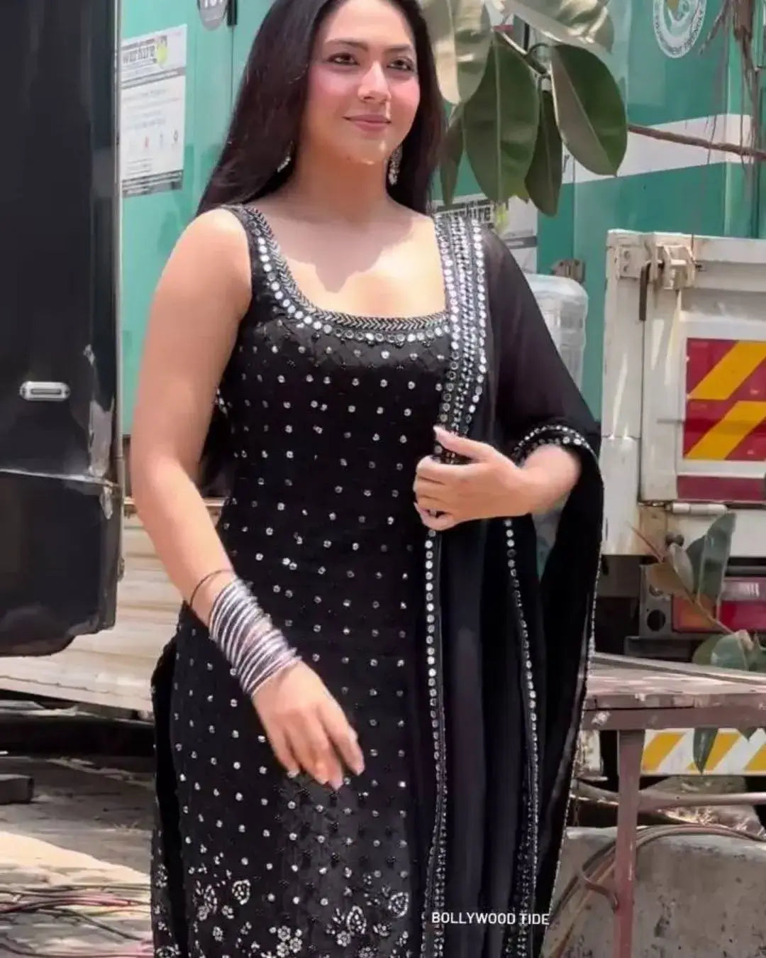 Black Sleeveless Salwar Suit Set With Dupatta Front